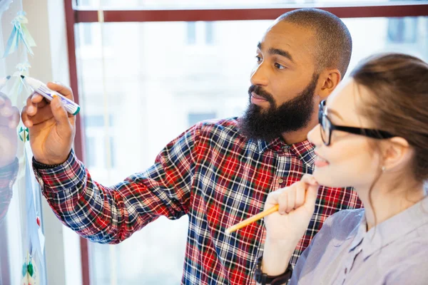 Gente de negocios discutiendo de algo —  Fotos de Stock