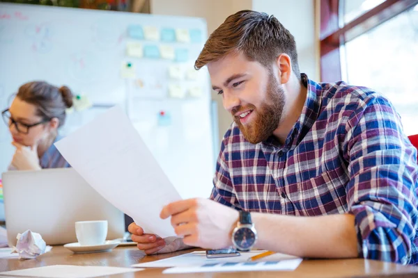 Affärsman behandlingen papper i office — Stockfoto