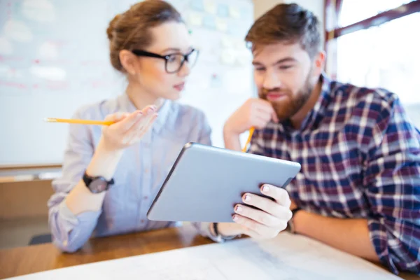 Business people working with tablet computer — Stock Photo, Image