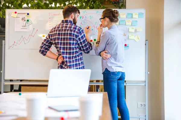 Kvinna och man diskuterar om affärsstrategi — Stockfoto