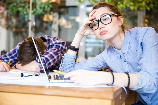 Gente de negocios con exceso de trabajo sentada y durmiendo — Foto de Stock