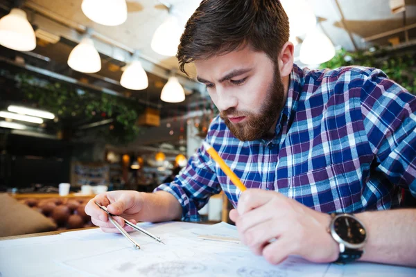 Homme ingénieur travaillant sur le plan — Photo