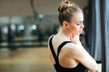 Balerin bale sınıfta ayakta