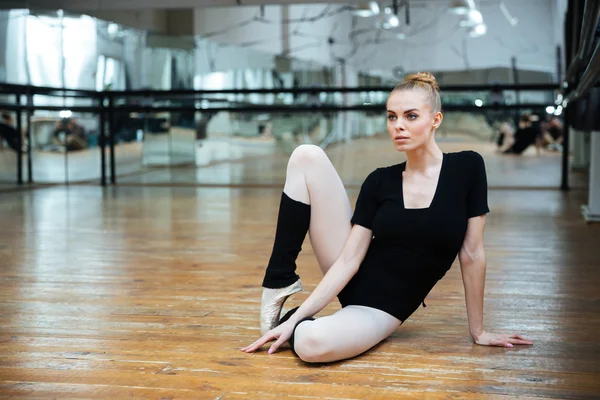 Okouzlující baletka sedící na podlaze — Stock fotografie