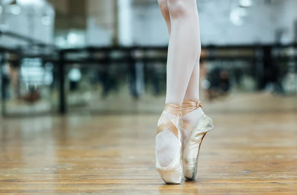 Dançarina de ballet feminina em pé sobre os dedos dos pés — Fotografia de Stock