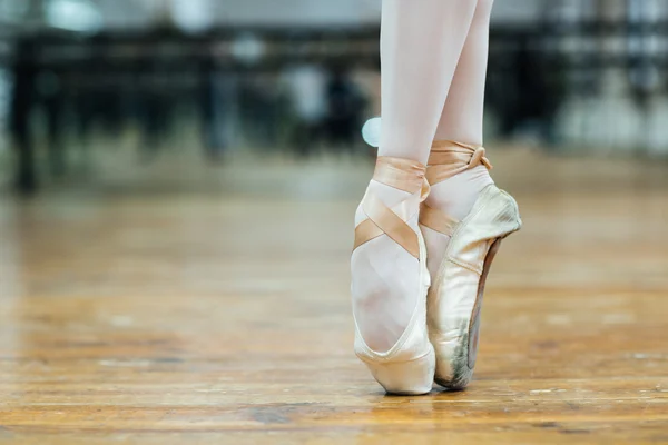 Dançarina de ballet feminina em pé sobre os dedos dos pés — Fotografia de Stock