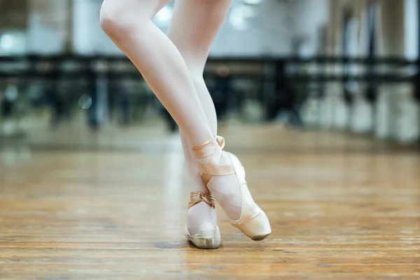 Vrouwelijke benen in pointe shoos — Stockfoto