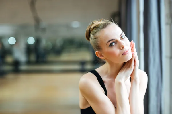 Bailarina descansando na aula de balé — Fotografia de Stock