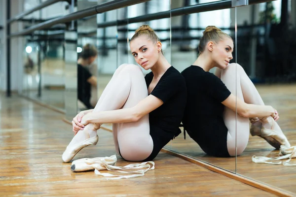 芭蕾舞女演员在地板上休息 — 图库照片