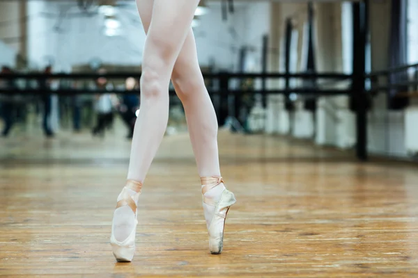 Pernas femininas em shoos pointe em pé sobre os dedos dos pés — Fotografia de Stock