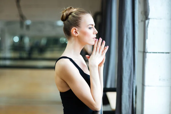 Bailarina de pé na aula de ballet — Fotografia de Stock