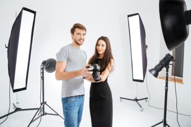 Model ve stüdyoda ayakta fotoğrafçı