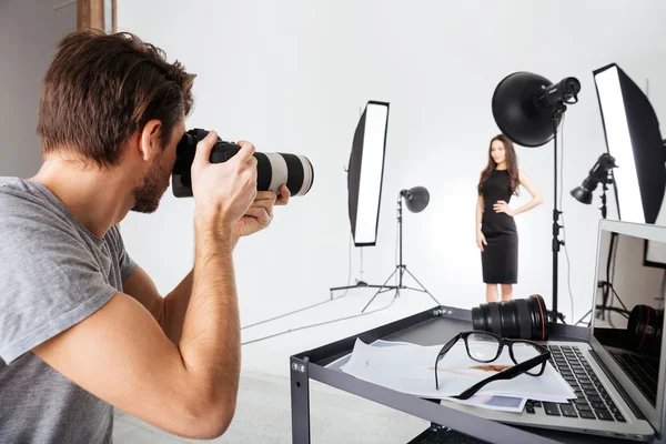 Fotograf fotografering modell i studio — Stockfoto