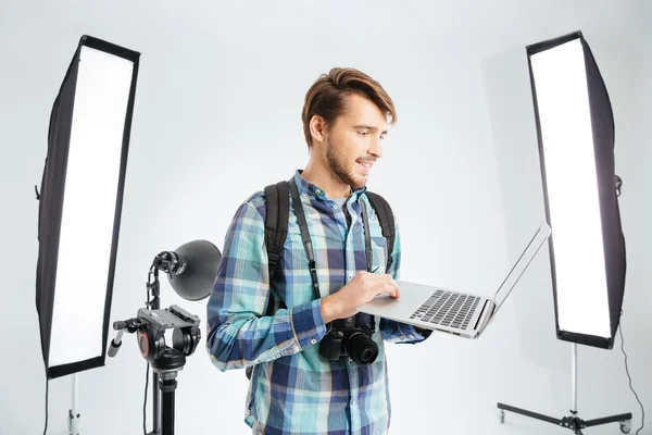 Fotografen använder bärbar dator i studio — Stockfoto