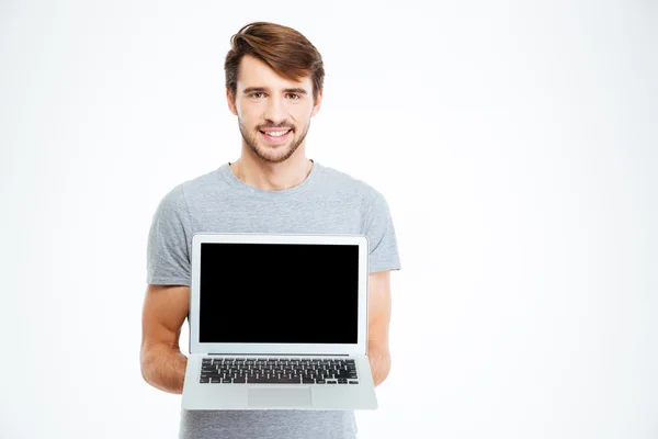 Homem mostrando tela de computador portátil em branco — Fotografia de Stock
