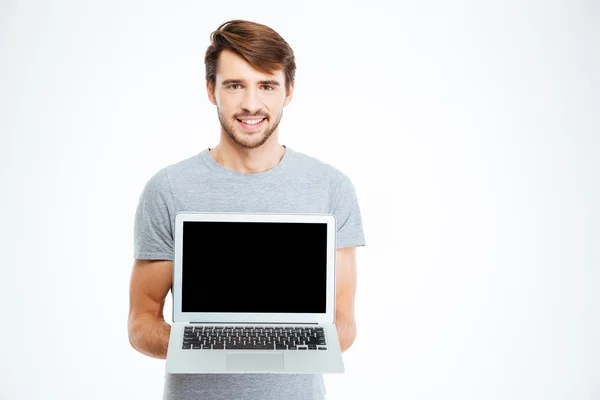 Man visar blank laptop datorskärm — Stockfoto