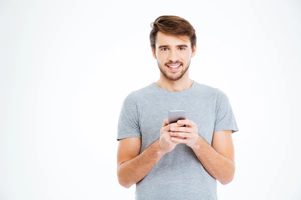 Hombre casual feliz usando teléfono inteligente — Foto de Stock