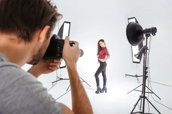 Fotograf som arbetar med modell i studio — Stockfoto