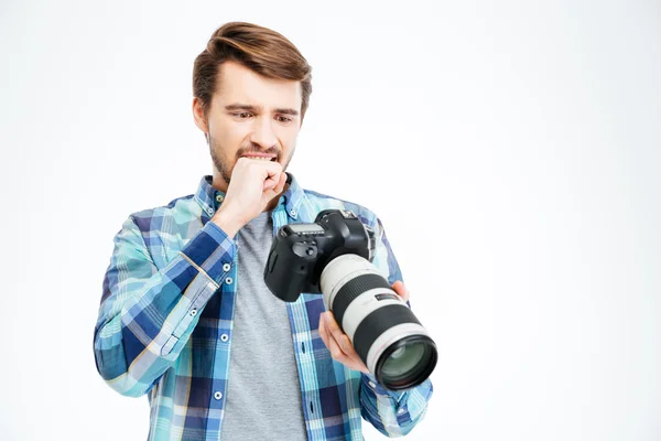 Fotógrafo masculino trastornado sosteniendo cámara fotográfica —  Fotos de Stock