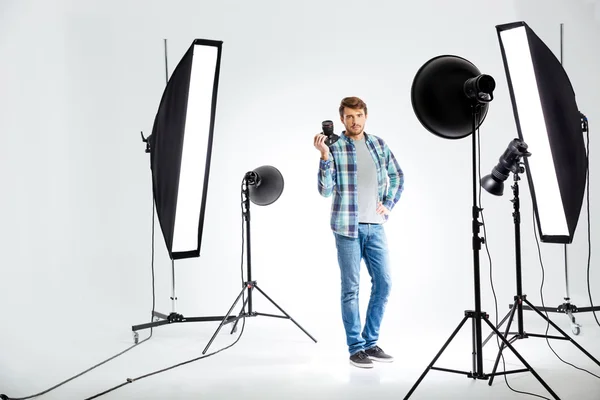 Fotografen står med fotokamera — Stockfoto