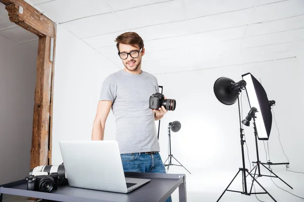 Fotografen använder bärbar dator — Stockfoto