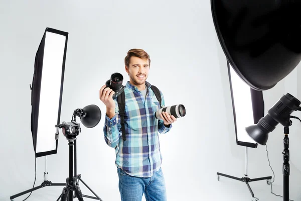Fotógrafo de pie en el estudio de fotografía con equipos —  Fotos de Stock