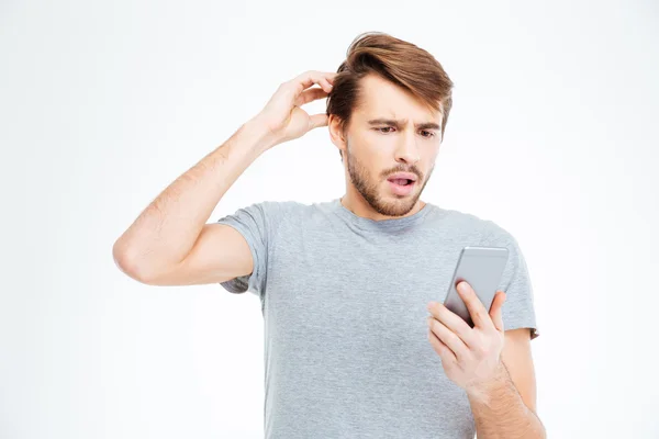 Homme étonné regardant sur smartphone — Photo