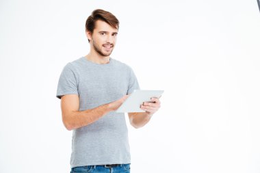 Tablet Bilgisayarı Kullanırken Mutlu Gündelik Adam