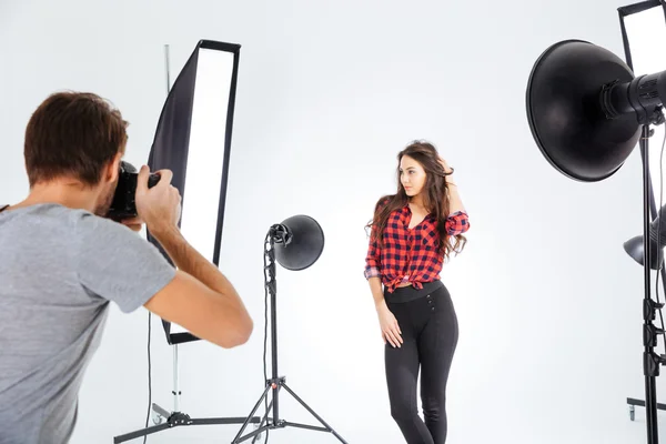 Fotograf schießt Modell im Studio — Stockfoto