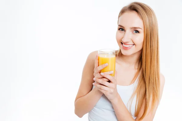 Leende ung kvinna med färsk apelsinjuice — Stockfoto