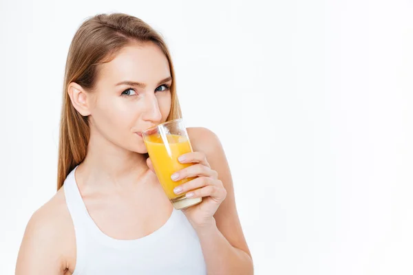 Förtjusande kvinna dricker färsk juice — Stockfoto