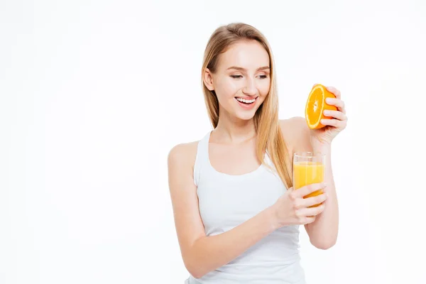 Kvinnan kramar orange i juice — Stockfoto