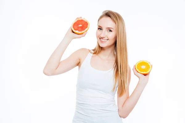 Mulher feliz segurando laranja e toranja — Fotografia de Stock