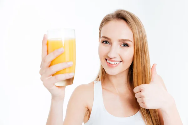 Vrouw houden van glas met verse kuice en duim opdagen — Stockfoto