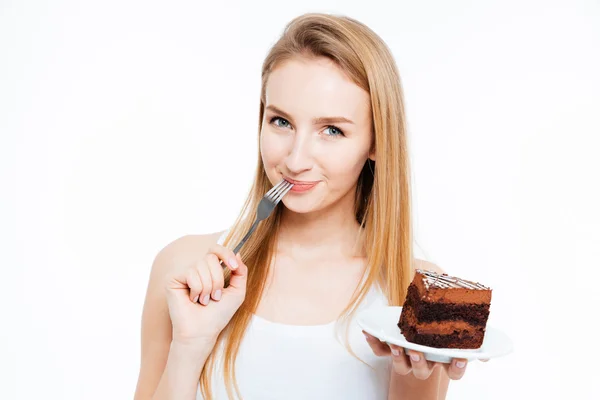 Attraktive lächelnde junge Frau isst Stück Schokoladenkuchen — Stockfoto