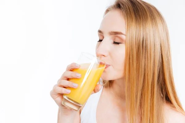 Vacker kvinna dricker färsk juice — Stockfoto