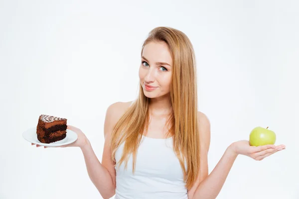 Mujer atractiva sosteniendo alimentos saludables y poco saludables — Foto de Stock