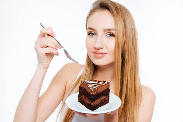 Sorrindo bela jovem mulher comendo bolo de chocolate — Fotografia de Stock