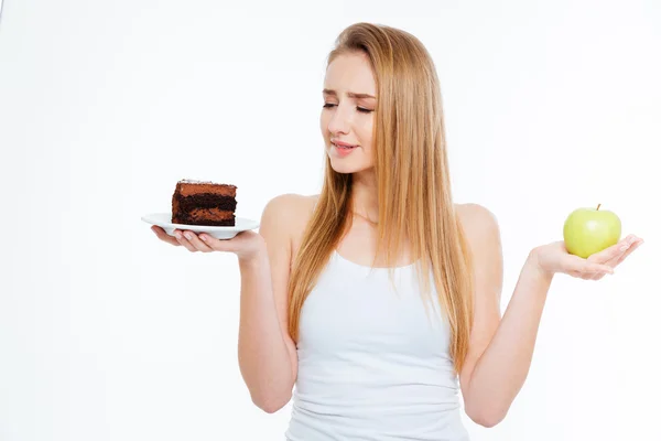 Mujer confusa elegir entre alimentos saludables y no saludables —  Fotos de Stock
