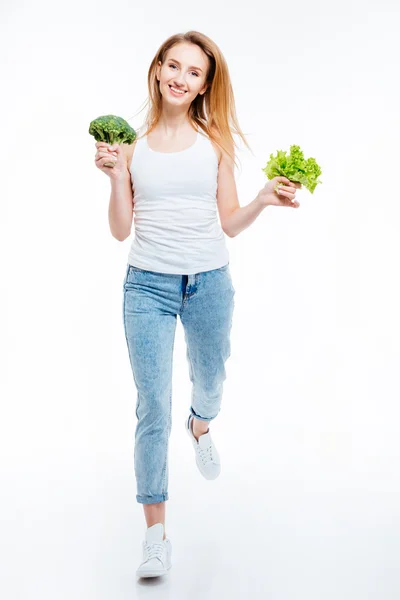 Glückliche Frau Blumenkohl und grüner Salat — Stockfoto