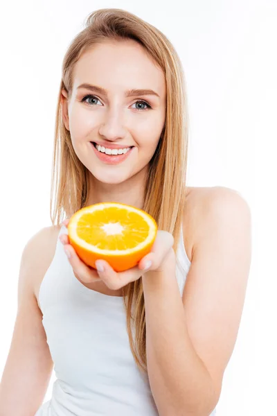 Uśmiechający się piękna kobieta trzymając pomarańczowe — Zdjęcie stockowe