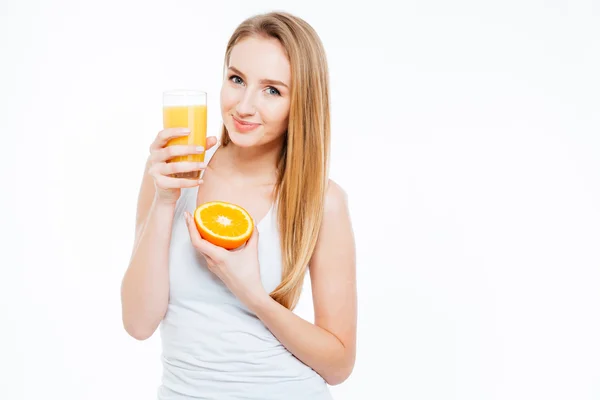 Kobieta trzyma orange i szkła z świeży sok — Zdjęcie stockowe