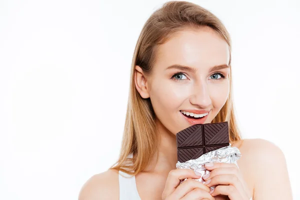 Atractiva joven mujer sosteniendo barra de chocolate — Foto de Stock