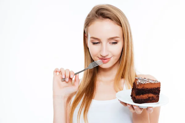 Niedliche nachdenkliche Frau denkt und hält ein Stück Kuchen — Stockfoto