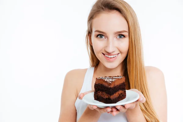 Mulher bonita feliz segurando pedaço de bolo de chocolate no prato — Fotografia de Stock