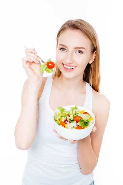 Leende kvinna äter sallad — Stockfoto