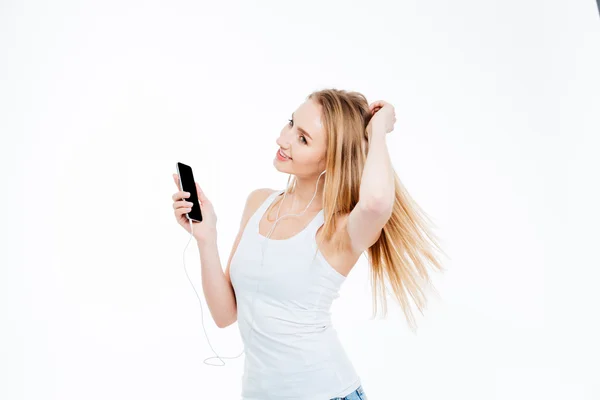 Mujer escuchando música en Smartphone — Foto de Stock