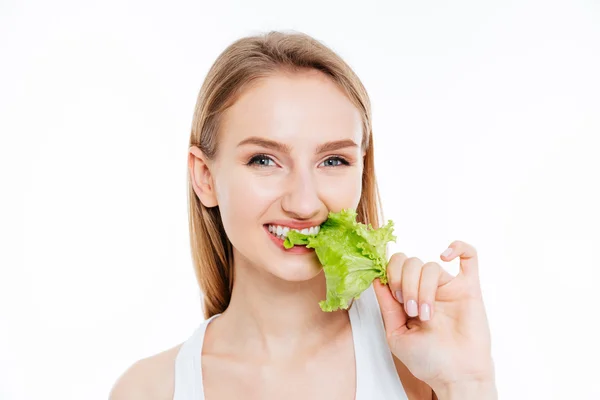 Chica feliz mordiendo ensalada verde —  Fotos de Stock