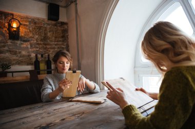 Restoran menüsünde Okuma kadınlar
