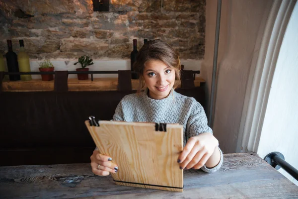 Menu de lecture femme heureuse — Photo